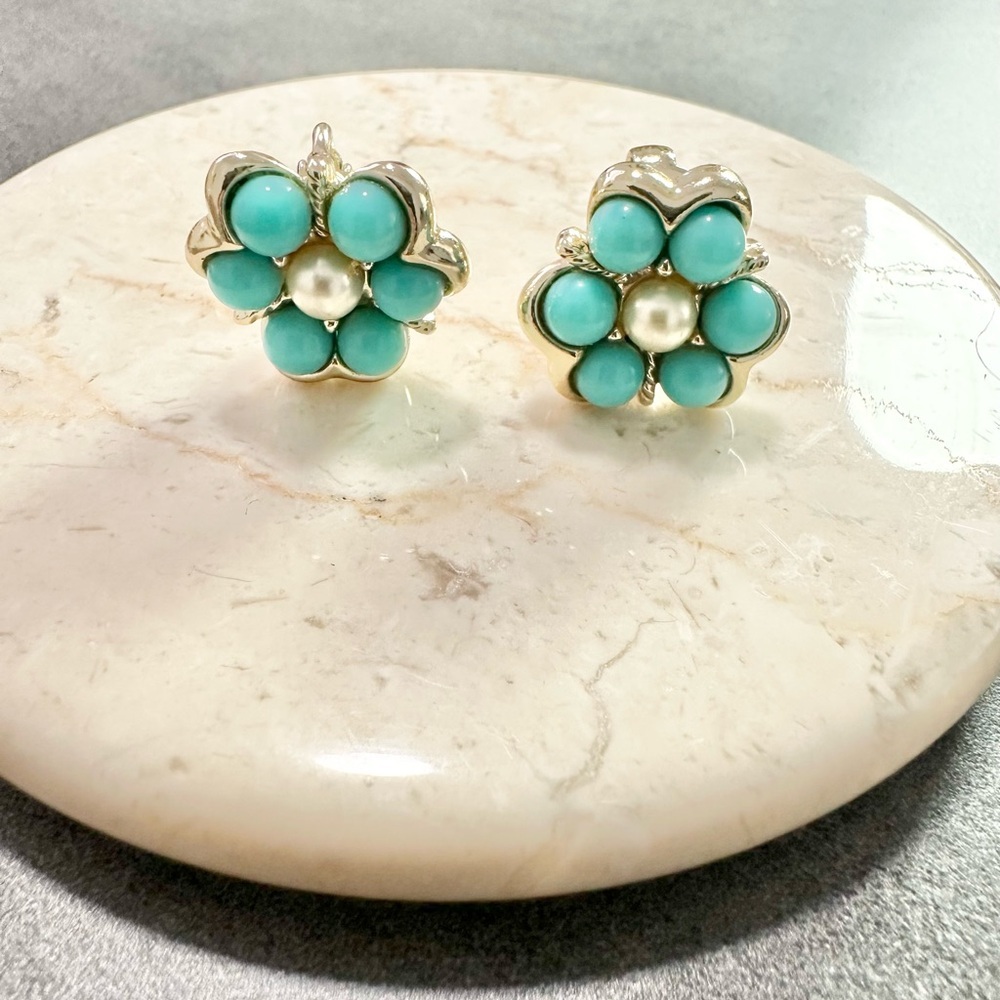 Vintage Sarah Cov Faux Turquoise/Pearl Flower Light Gold Tone Clip-on Earrings